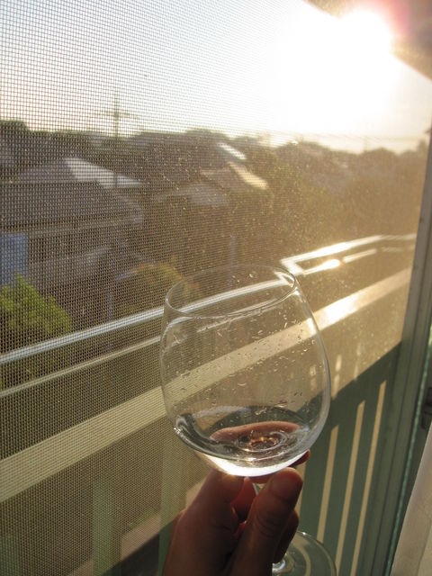 朝陽を眺めながらお気に入りのワイングラスで白湯を飲む